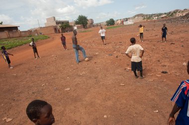 Afrika köyde futbol oynayanlar
