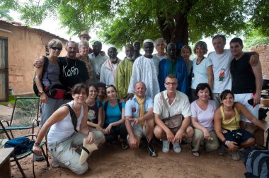 Çok ırklı bir grup Afrikalı köyde insan