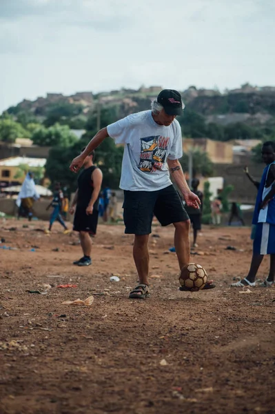 Eğleniyor adam futbol oynamak