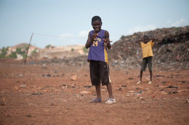 kırsal bölgede yaşayan Afrikalı Çocuk