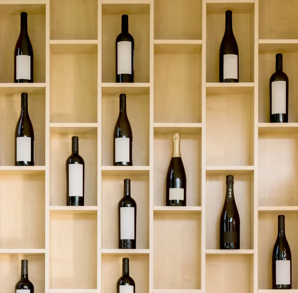 Variedad de botellas de vino y champán en una vitrina de madera en la tienda — Foto de Stock