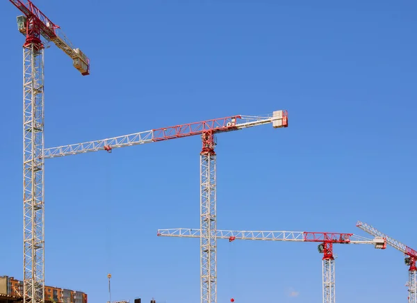 High-rise construction cranes and blue sky — Stock Photo, Image