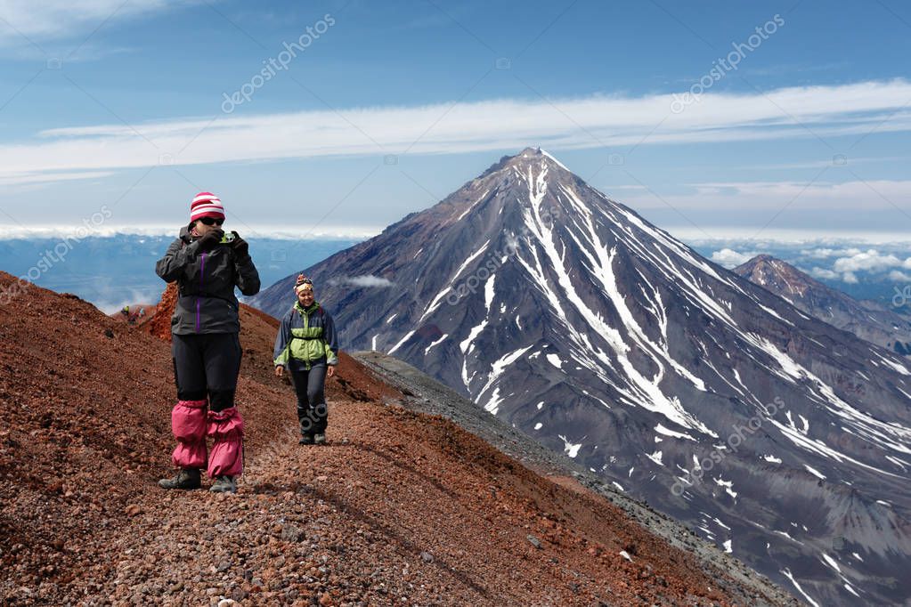Когда лучше ехать на камчатку туристам. Восхождение на вулкан камчатка. Тур на камчатку осенью. Тур на камчатку. Камчатка отдых.