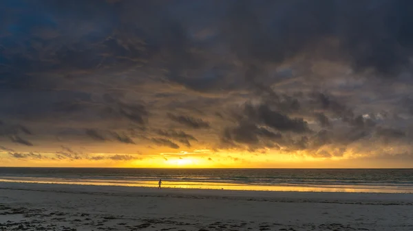 Salida del sol en la playa de Diani — Foto de Stock