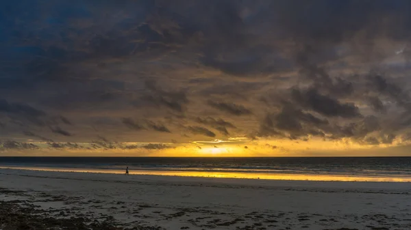 Sonnenaufgang am Strand von Diani — Stockfoto