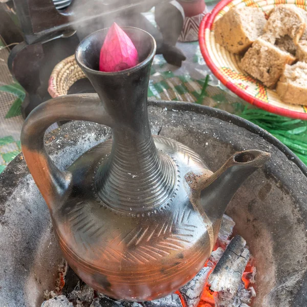 Traditionele Ethiopische koffie brouwen — Stockfoto