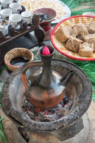 Пивоварение традиционного эфиопского кофе Лицензионные Стоковые Изображения