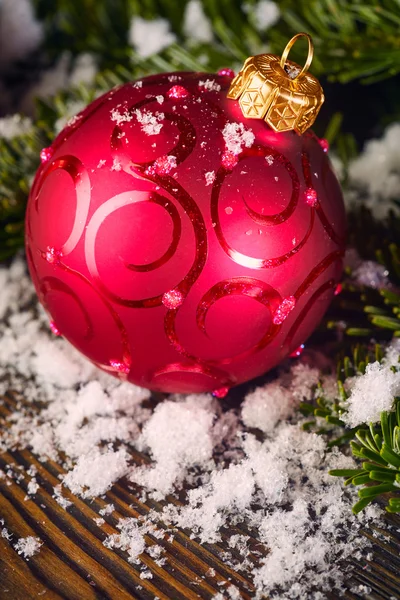 Χριστουγεννιάτικη μπάλα, κλαδιά έλατου και χιόνι — Φωτογραφία Αρχείου