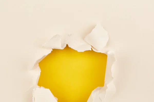 Buraco amarelo no papel — Fotografia de Stock