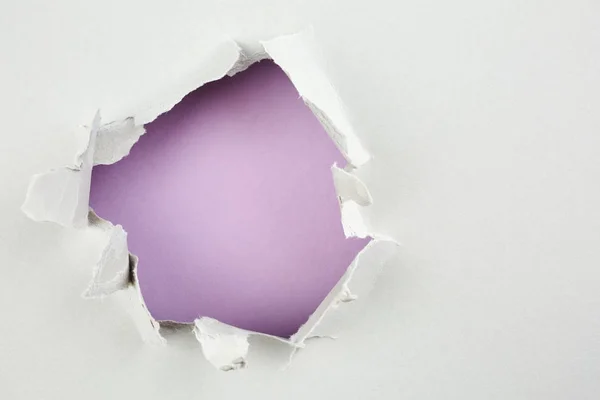 Fioletowy dziurę w papier — Zdjęcie stockowe