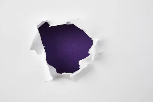 Violettes Loch im Papier — Stockfoto