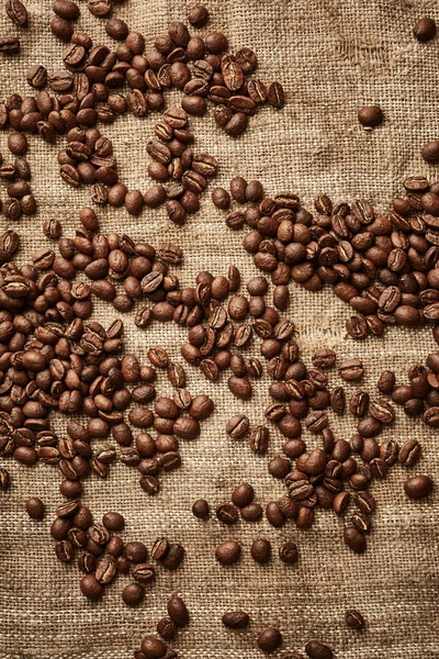 Kaffebönor på linnetyg — Stockfoto