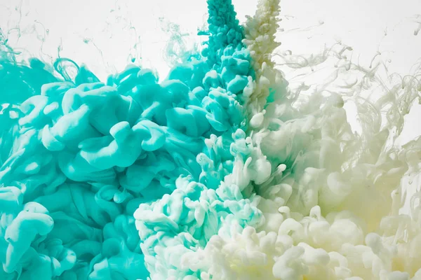 Kleur druppels in water — Stockfoto