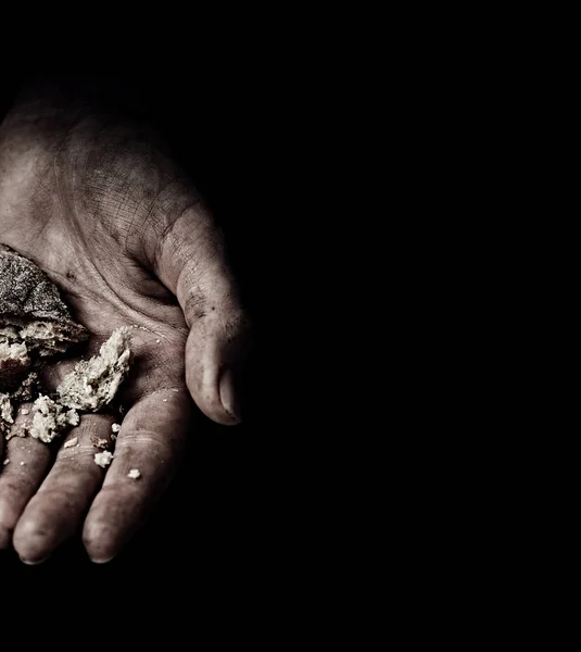 Mani di mendicante che tengono le fette biscottate — Foto Stock