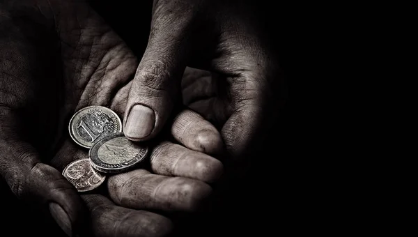 Mãos de mendigo com moedas — Fotografia de Stock