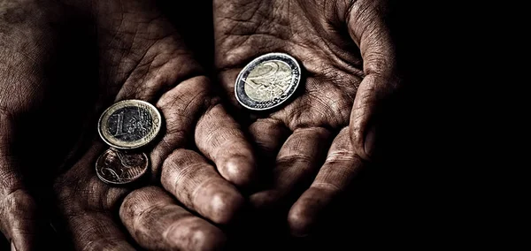 Mãos de mendigo com moedas — Fotografia de Stock