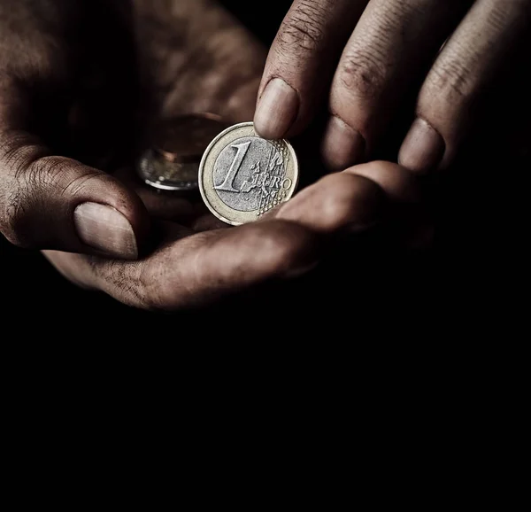 Mani di mendicante con monete — Foto Stock
