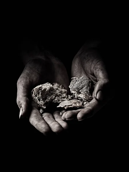 Mains de mendiant avec du pain — Photo