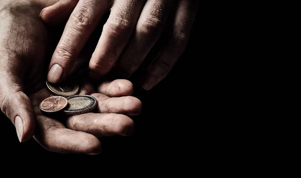 Mani di mendicante con poche monete — Foto Stock