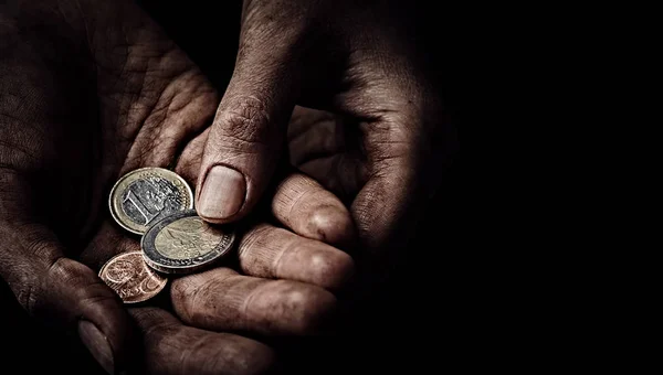 Manos de mendigo con pocas monedas — Foto de Stock