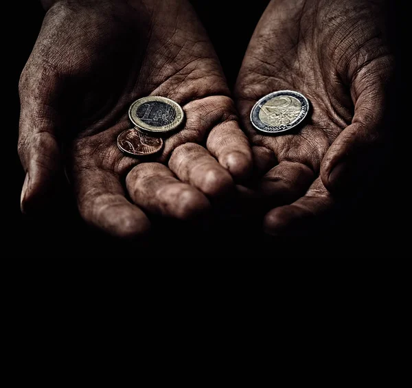Manos de mendigo con pocas monedas —  Fotos de Stock