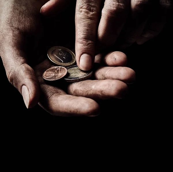 Mendicante in possesso di monete — Foto Stock