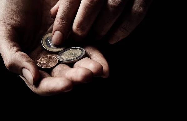 Попрошайки держат монеты — стоковое фото
