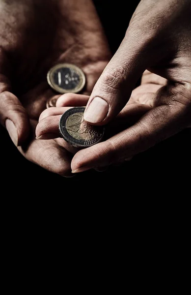 Mãos segurando moedas — Fotografia de Stock