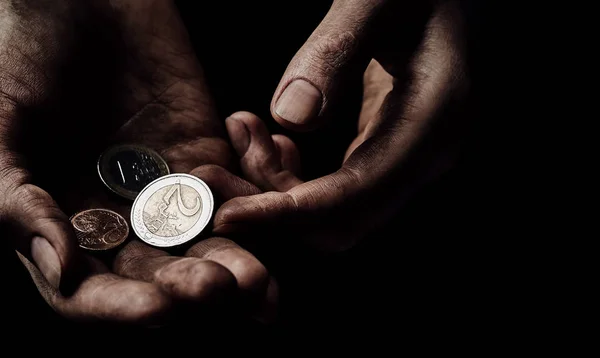 Schmutzige Hände mit Münzen — Stockfoto