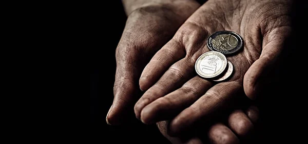 Руки нищих с монетами — стоковое фото