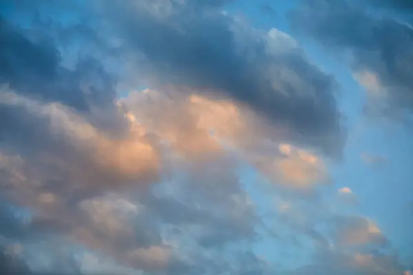 Blauwe avondlucht met stormachtige wolken — Stockfoto