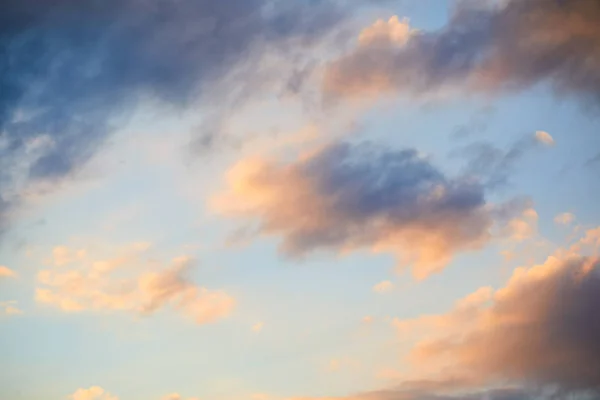 Gamme nuages pelucheux sur ciel bleu — Photo