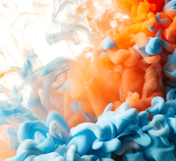 Blauwe Oranje Inkt Druppels Water Geïsoleerd Witte Achtergrond — Stockfoto