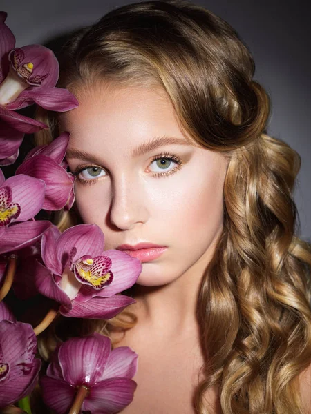 Close Retrato Moda Com Flores Orquídea Rosa — Fotografia de Stock