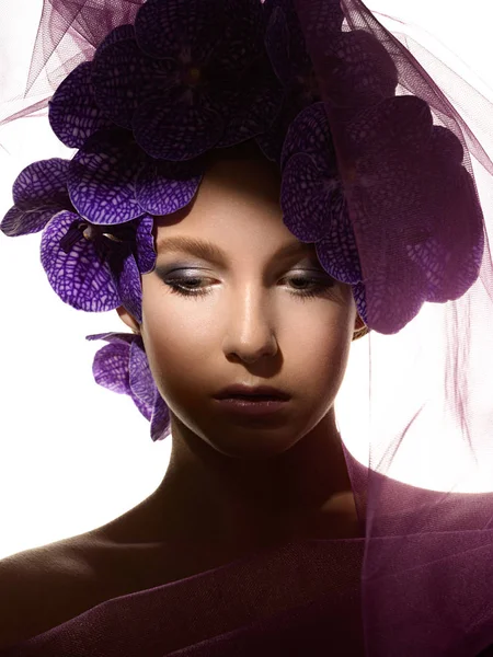 Mode Porträtt Med Vanda Orkidé Blommor Isolerad Vit Bakgrund — Stockfoto