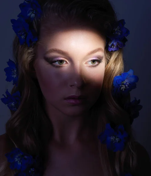 Belo Retrato Elegante Loira Com Flores Seu Cabelo — Fotografia de Stock