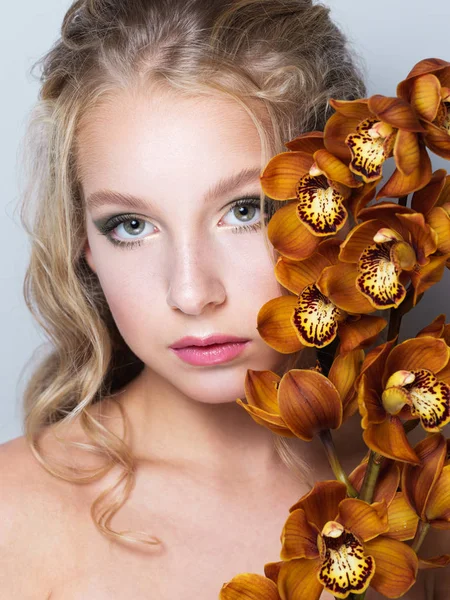 Junge Attraktive Lockige Mädchen Mit Blumen Auf Grauem Hintergrund — Stockfoto