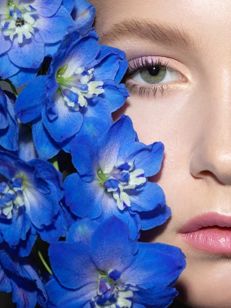 Prachtig Portret Met Blauwe Bloemen Van Dichtbij Helft Van Gezicht — Stockfoto