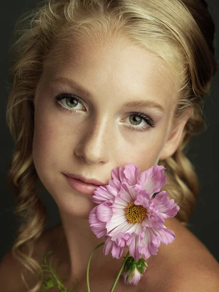 Vintage Kleuren Portret Met Roze Bloem — Stockfoto