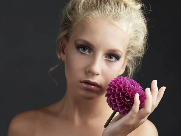 Schönheit Porträt Von Mädchen Mit Blume Der Hand Auf Grauem — Stockfoto