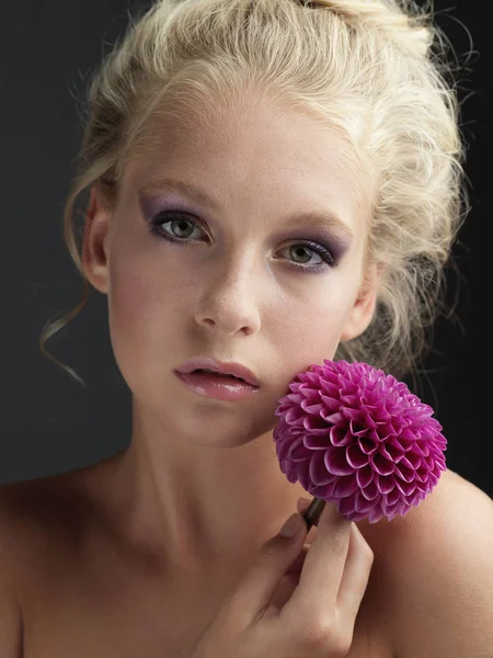 Portrét Blondýny Dívka Květinou Ruce Šedém Pozadí — Stock fotografie