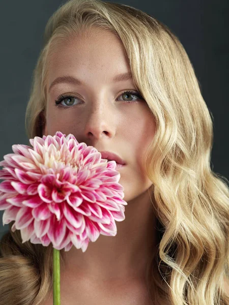 Egy Szőke Lány Portréja Virággal Kezében — Stock Fotó