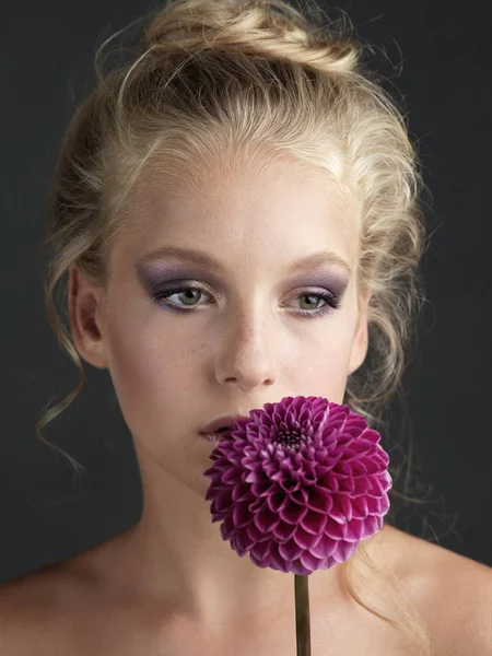 Retrato Beleza Jovem Senhora Com Flor Fundo Cinza — Fotografia de Stock