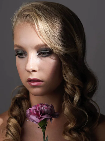 Krásný Portrét Dívky Kudrnatými Vlasy Šedém Pozadí — Stock fotografie