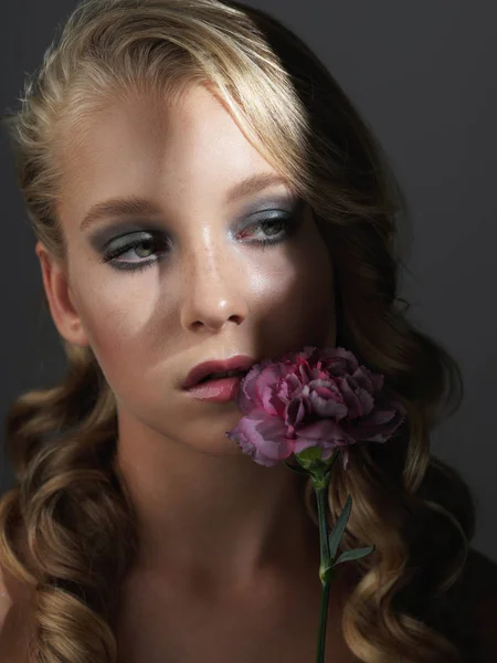 Retrato Chica Joven Con Hermoso Maquillaje Sobre Fondo Gris — Foto de Stock