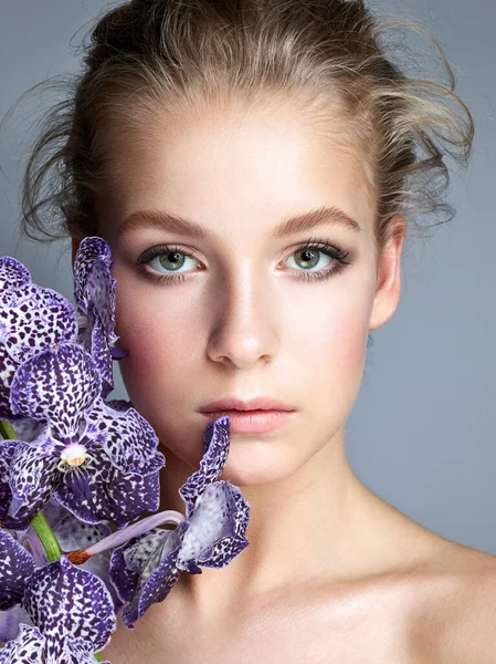 Krásný Portrét Dívky Květinami — Stock fotografie