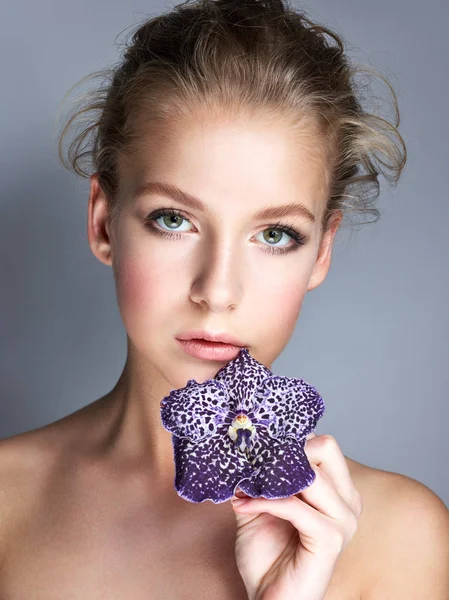 Retrato Beleza Mulher Jovem Com Flor Orquídea — Fotografia de Stock