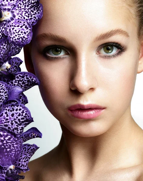 Portrait Beauté Jeune Femme Avec Des Fleurs — Photo