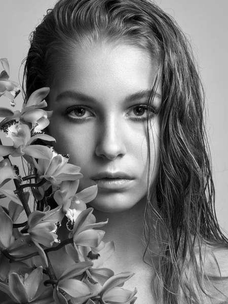 Monokróm Portré Gyönyörű Lány Virágokkal — Stock Fotó