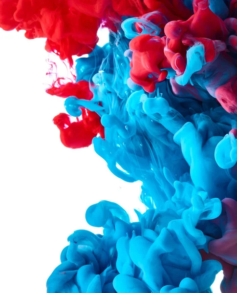 白の背景に青と赤のインクスプラッシュ — ストック写真